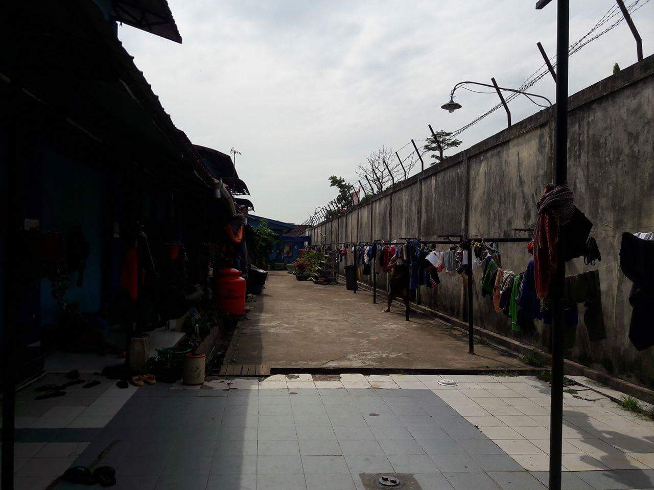 Inside a refugee detention centre 