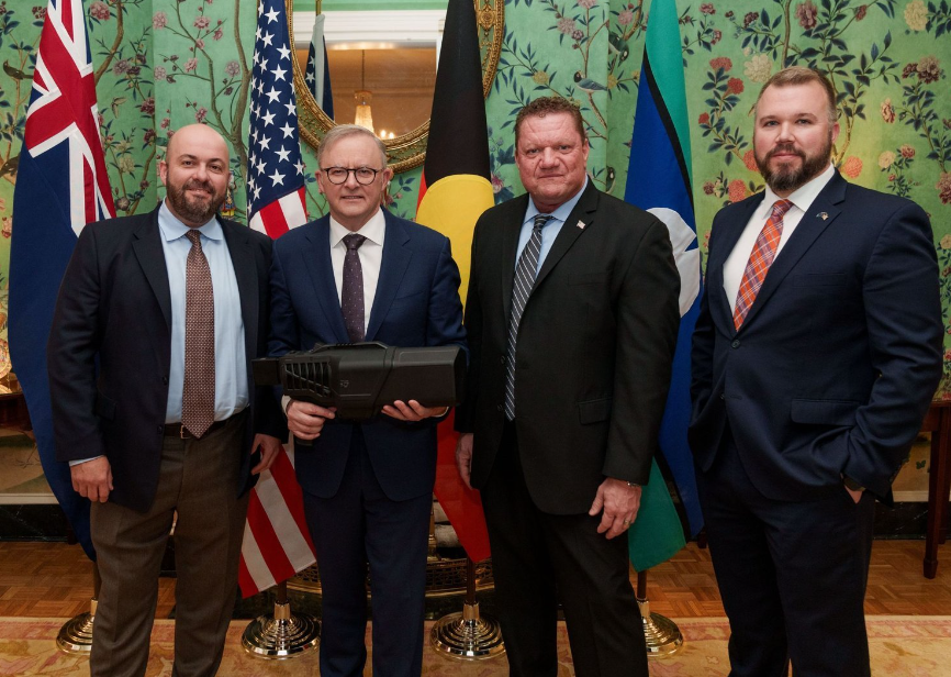  Australian Prime Minister Anthony Albanese holding DroneShield DroneGun Mk4, a handheld counterdrone system, with DroneShield US CEO Matt McCrann (far right), at the White House complex in Washington DC